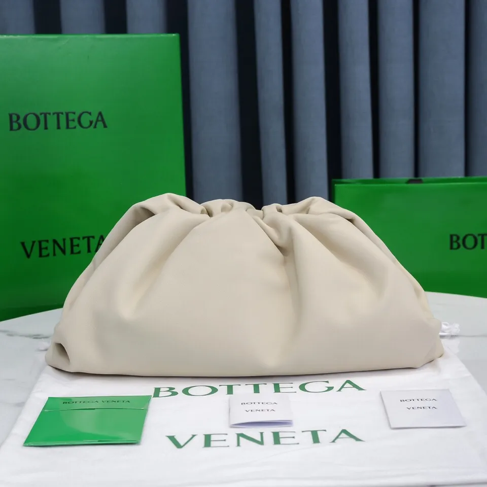 Batch 1660 Bottega Veneta cloud bag ☁️POUCH series original plain calfskin, super low-key and attractive, soft and casual, major Internet celebrity bloggers are crazy about calling it fashionable and classy, ​​lazy and intellectual Large size: 38x20x8.5cm (large cloud plain) off-white